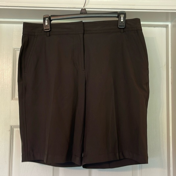 Tommy Armour - dark brown Bermuda style golf shorts - deep pockets - size 10 - Picture 1 of 5